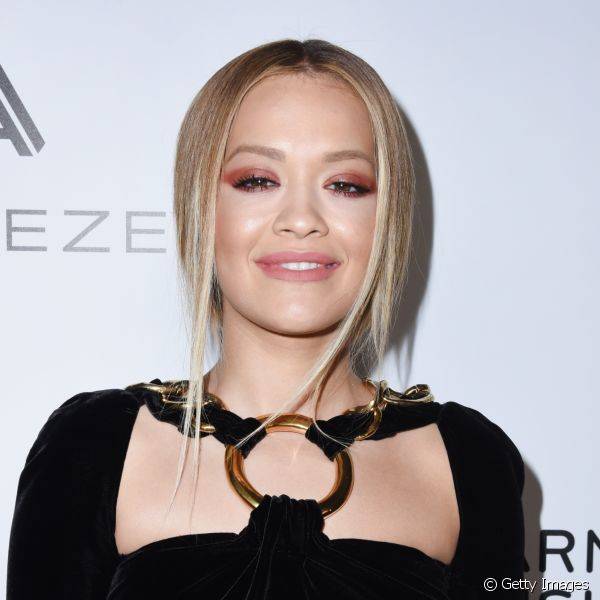 Rita Ora apostou na sombra marrom avermelhada esfumada em formato gr?fico para destacar o olhar durante o Grammy Awards 2017 (Foto: Getty Images)